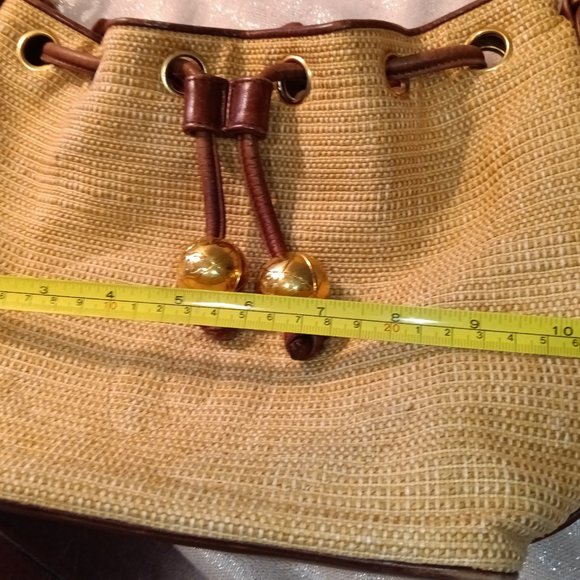 Chanel Vintage drawstring bucket tote bag with pouch and CC gold hardware - Picture 3 of 15